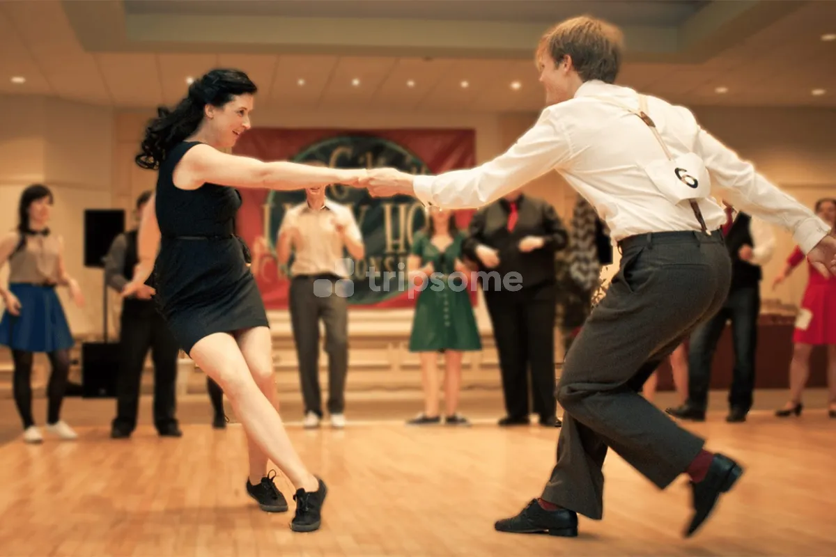 Бачата в доминикане. Пара в танцевальном зале. Бачата базовые движения. Парные танцы. Современные быстрые танцы.